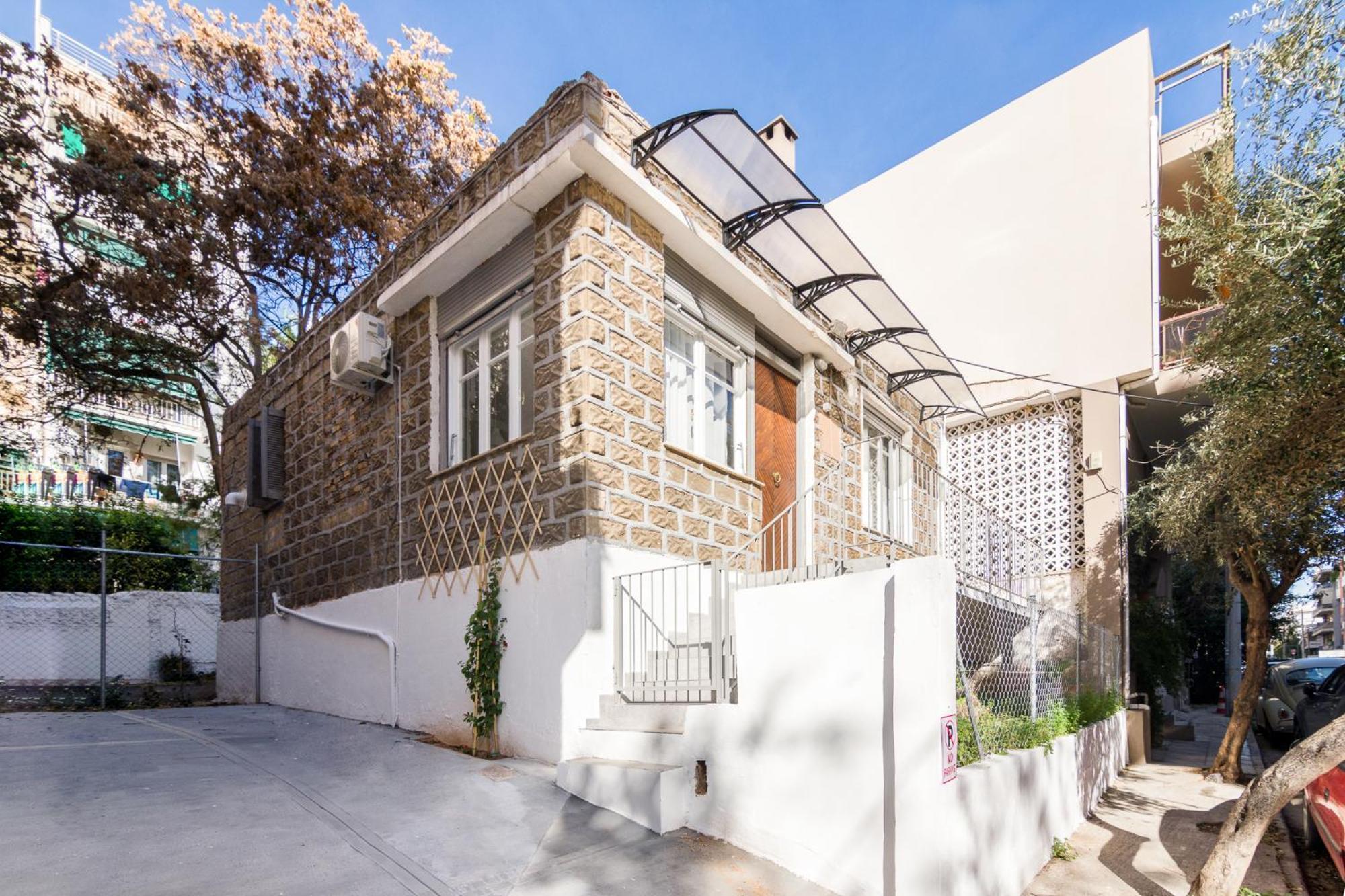 Great House W/ Private Parking Apartment *