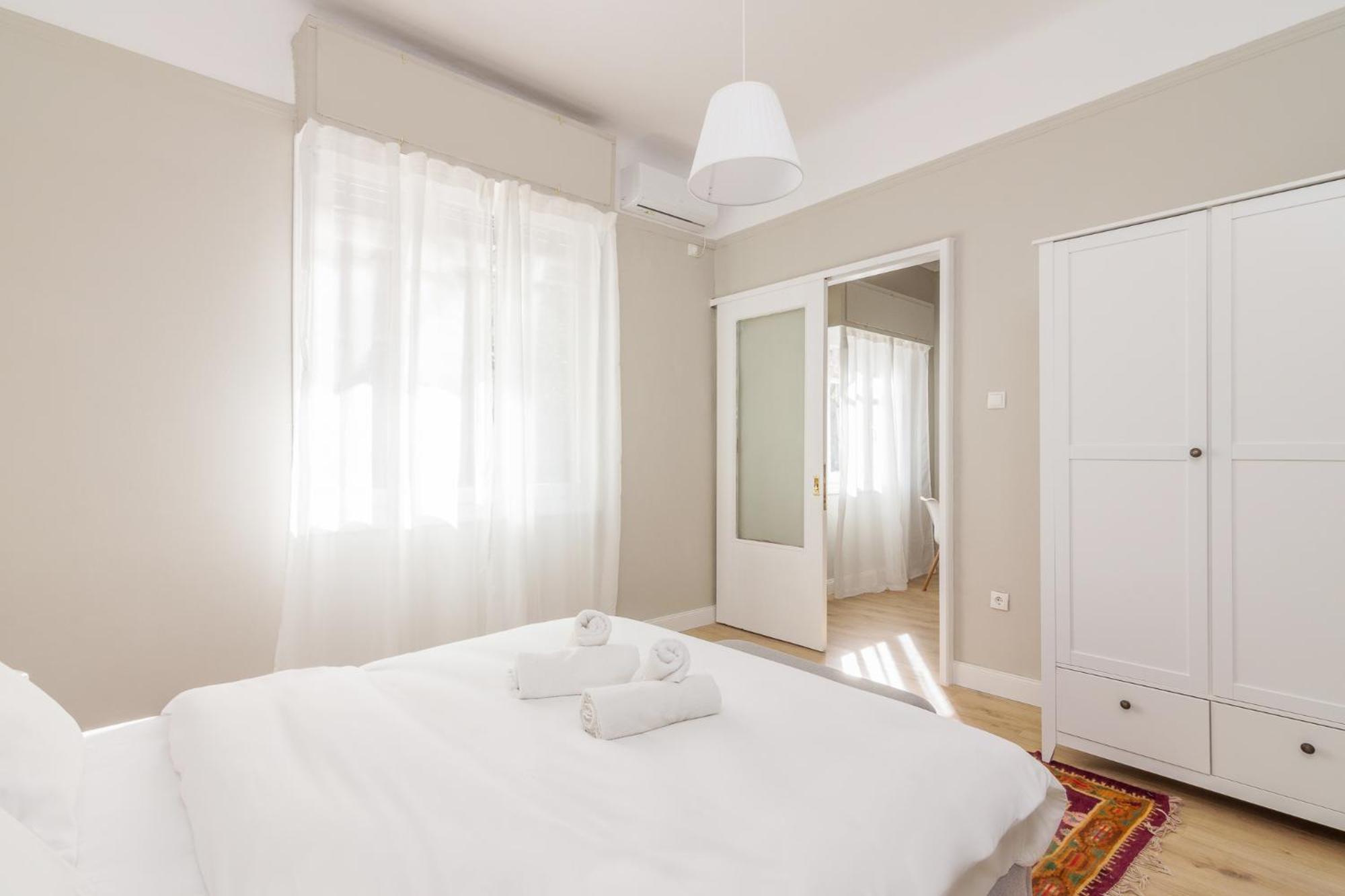 Great House W/ Private Parking Apartment