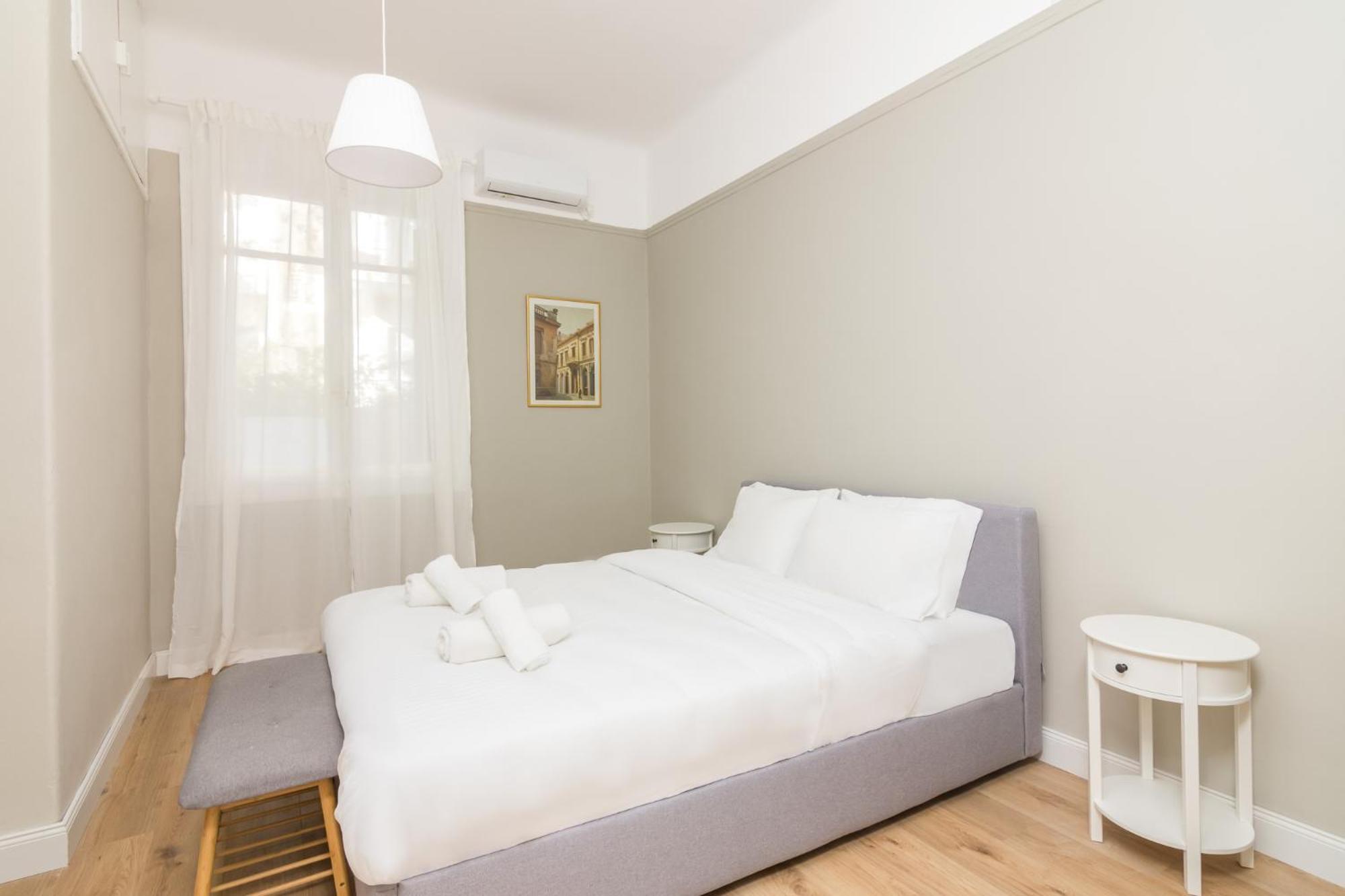 Great House W/ Private Parking Apartment