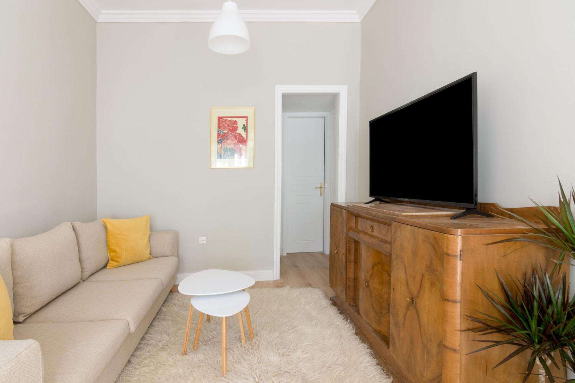 Great House W/ Private Parking Apartment *